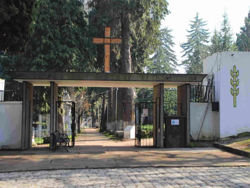 entrada-cementerio3-scaled.jpg